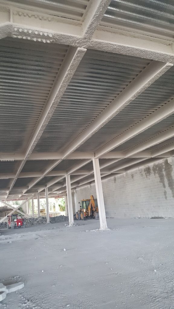 Mortero ignífugo proyectado sobre forjado de chapa colaborante y vigas de acero