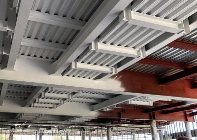 Vigas metálicas con pintura intumescente aplicada sobre imprimación